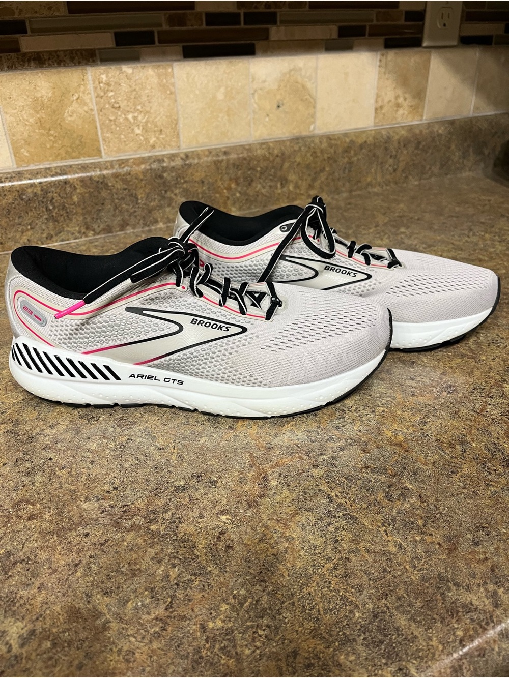 Brooks Ariel GTS 23 Women’s 9 B Gray White Pink Running Shoes 120390 Athletic